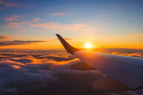 Flugzeugflügel im Sonnenuntergang