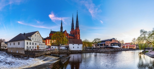 Blick auf die Kathedrale in Uppsala bei Sonnenuntergang