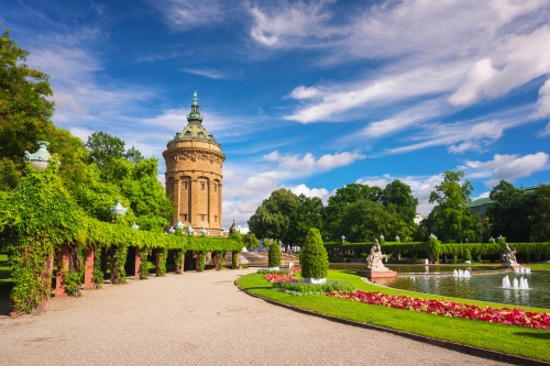 Blick auf den Mannheimer Wasserturm an einem sonnigen Sommertag