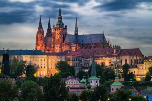 Prager Burg mit Veitsdom am Abend