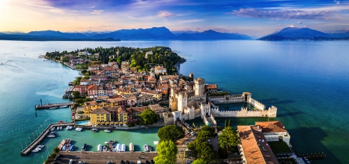 Altstadt und Hafen von Sirmione in Italienµ1