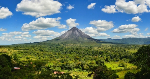 © SimonMichael - stock.adobe.com Landschaftspanoramabild vom Vulkan Arenal im Regenwald