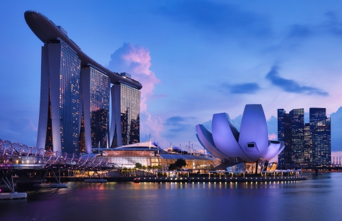 Skyline von Singapur an der Marina Bay während der Dämmerung