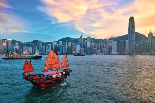 Dschunke im Victoria Harbour in Hongkong
