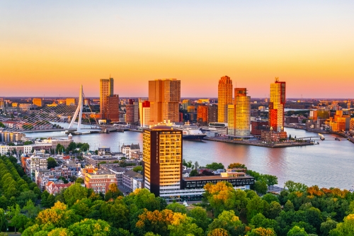 Luftaufnahme der Erasmusbrücke und der Skyline von Rotterdam bei Sonnenuntergang