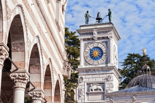 Uhrturm der Loggia di San Giovanni und Statue des Herkules in Udine
