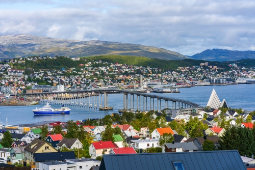 Blick von Tromsø auf der Insel Tromsoya, die durch die Tromsø-Brücke mit Tromsdalen auf dem Festland verbunden ist