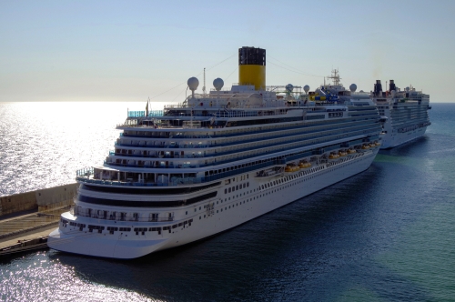 Kreuzfahrtschiff im Hafen von Civitavecchia