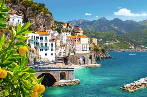 Aussicht auf Amalfi an der Mittelmeerküste mit Zitronen
