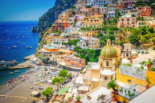 Blick auf die Stadt und den Strand von Positano