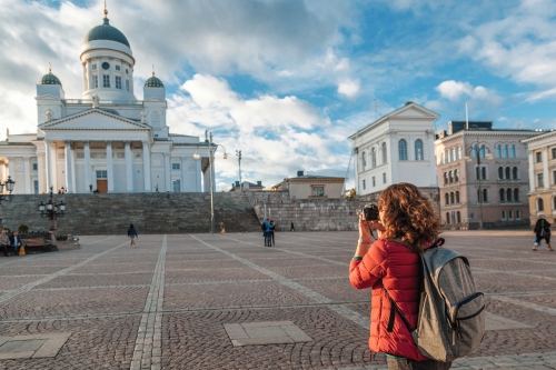 Touristin mit einer Kamera auf dem Senatsplatz in Helsinki