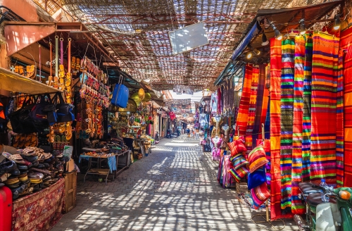 Souvenirs auf dem Markt Djemaa el Fna in der alten Medina in Marrakesch, Marokko