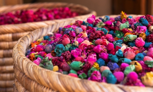 Nahaufnahme von Körben gefüllt mit bunten Gewürzen auf dem Markt - genannt Souk - von Marrakesch, Marokko
