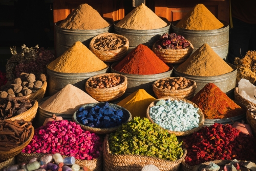 Bunte Gewürze auf einem traditionellen Markt in Marrakesch, Marokko