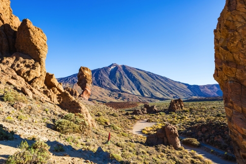 Roque Cinchado mit El Teide Vulkan auf der kanarischen Insel Teneriffa