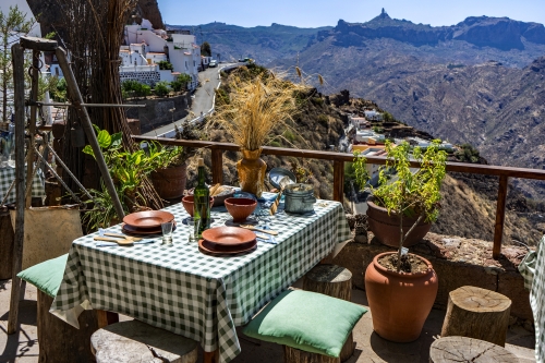 gedeckter Esstisch in Artenara auf Gran Canaria