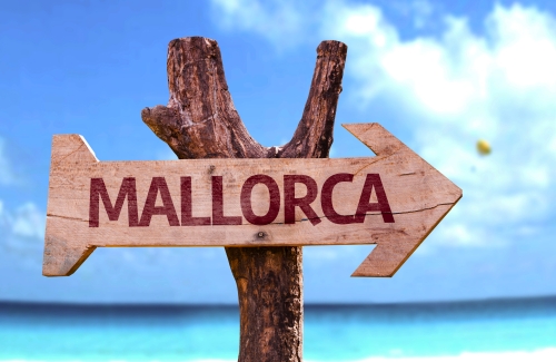 Mallorca Holzschild mit einem Strand im Hintergrund