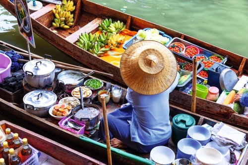 traditioneller schwimmender Markt in Damnoen Saduak in der Nähe von Bangkok, Thailand