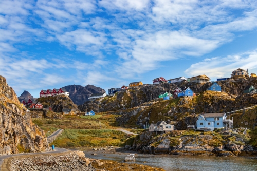 © Ruben - stock.adobe.com Blick auf farbenfrohe Holzgebäude und Häuser in Sisimiut
