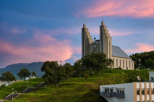 © Lowpower - stock.adobe.com Akureyrarkirkja - das Wahrzeichen von Akureyri
