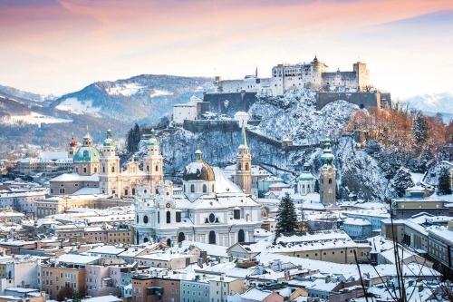 Blick über die winterliche Altstadt mit Festung Hohensalzburgµ2~1