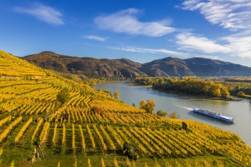 © Tomas Marek - stock.adobe.com Herbstpanorama des Wachautals (Unesco-Weltkulturerbe) mit Schiff auf der Donau in der Nähe des Dorfes Weißenkirchen in Niederösterreich