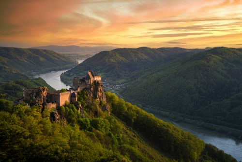 © auergraphics - stock.adobe.com Burgruine Aggstein oberhalb der Donau in der Wachau