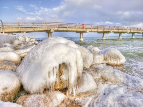 Seebrücke in Travemünde im Winter