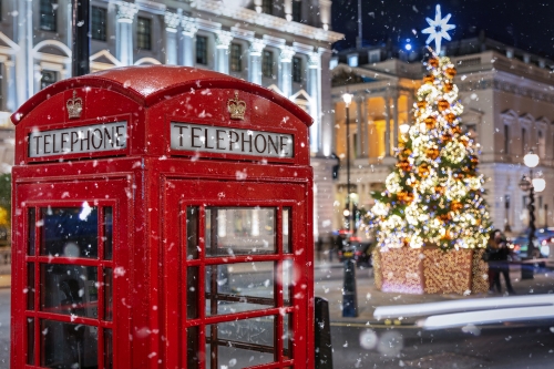 tote Telefonzelle in London vor einem beleuchtetem Weihnachtsbaum zur Adventszeit~2