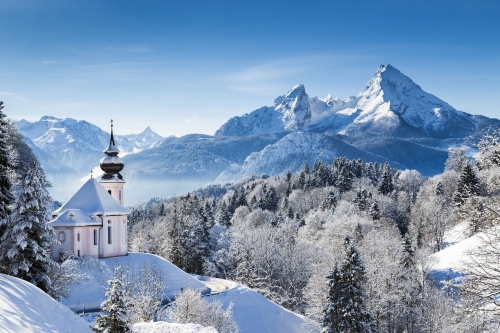 Kirche von Maria Gern mit Watzmann im Winter in Bayern, Deutschland