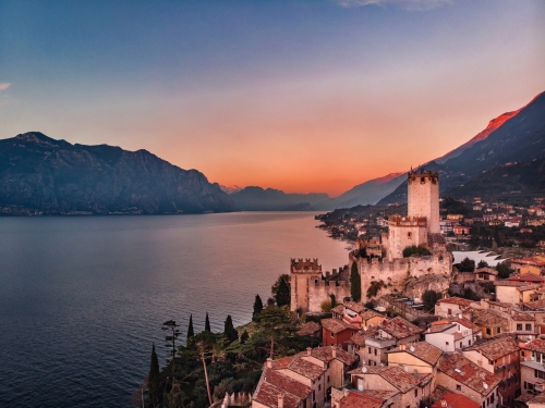 © Parilov - stock.adobe.com winterliches Malcesine im Sonnenuntergang