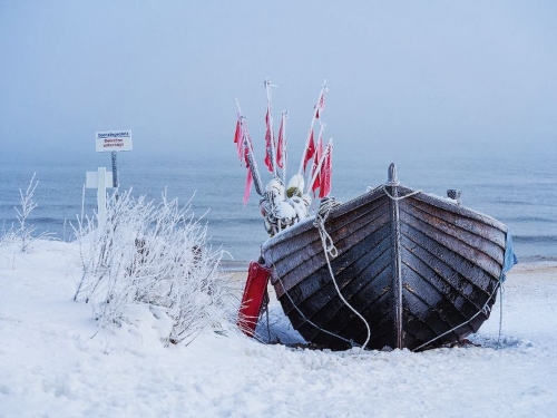 Ein Fischerboot auf der Insel Usedom im Winter.