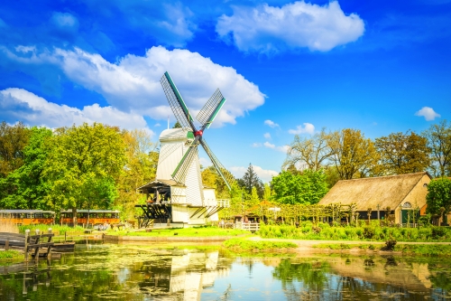 ländliches, traditionelles holländisches Land bei Arnheim mit Grachten, Niederlande