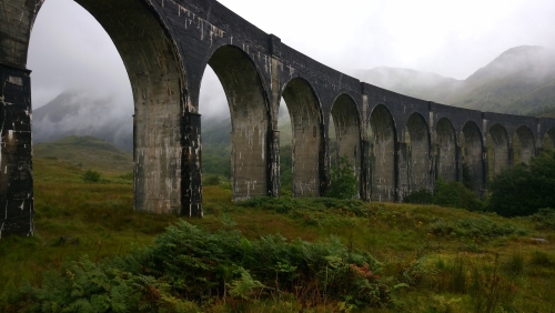 die-glenfinnan-eisenbahnbrucke-bei-nebelwetter_schottland