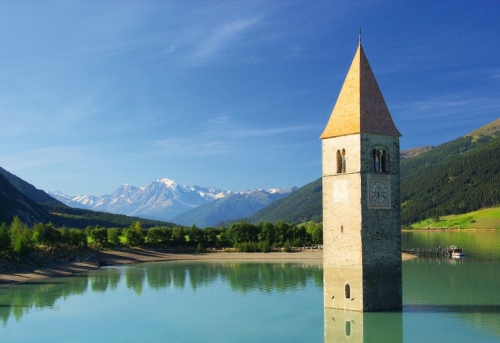 Reschensee im Vinschgau in Südtirol, Italien
