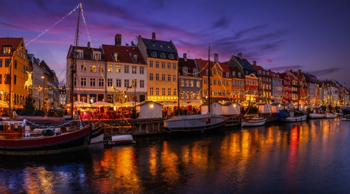 winterliche Abendansicht des weihnachtlich geschmückten Stadtteils Nyhavn in Kopenhagen, Dänemark