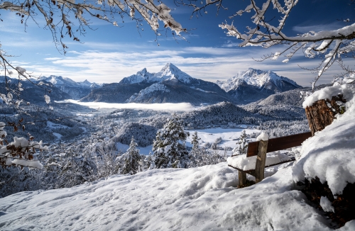 Aussichtspunkt über das schneebedeckte Berchtesgaden~1µ2