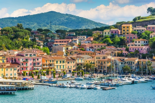 Hafen von Porto Azzurro auf der Insel Elba in der Toskana, Italien