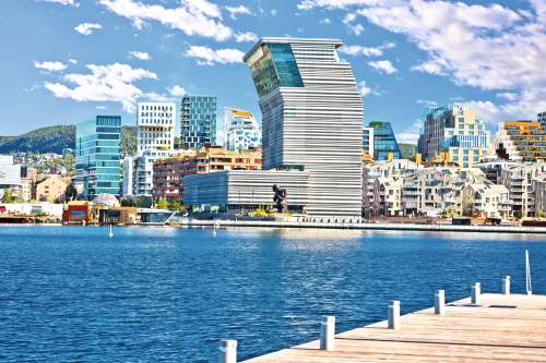 Zeitgenössische Architektur mit Blick auf die Uferpromenade von Oslo