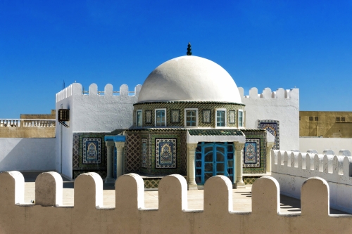 Terrasse mit bunten Mosaiken in Kairouan, Tunesien