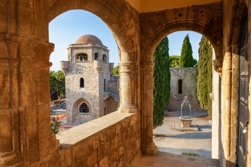 Blick auf den Glockenturm des Klosters von Filerimos auf der Akropolis von Ialyssos (Rhodos, Griechenland)