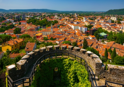Luftaufnahme des Stadtzentrums von Gorizia und der halbkreisförmigen Bastion der mittelalterlichen Burg