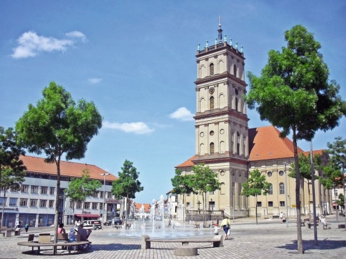 Marktplatz von Neustrelitz mit Blick auf die Stadtkirche