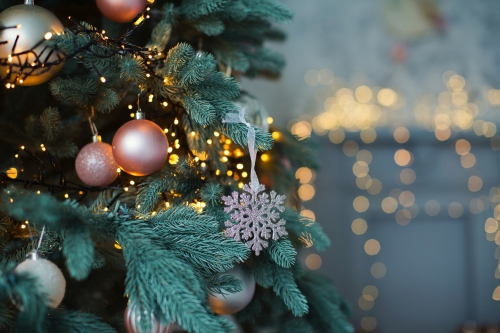 Weihnachtsbaum mit rosa und goldenen Dekorationen~1