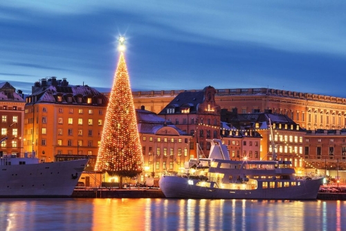 .Stockholms old city with christmas tree~3µ2