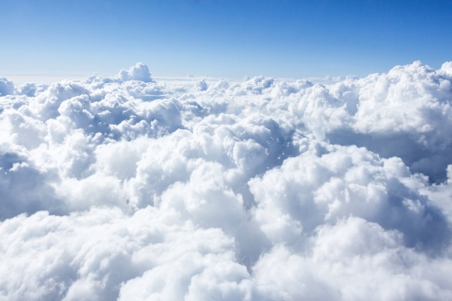 Wolken und Himmel aus dem Flugzeugfenster gesehen