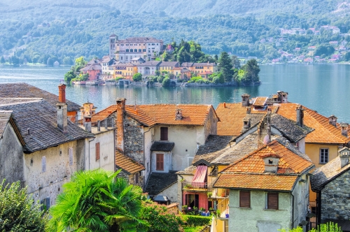Blick auf die Insel Isola San Giulio im Orta-See in Italien