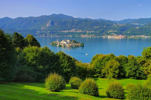 Blick auf die Insel Isola San Giulio im Orta-See in Italien