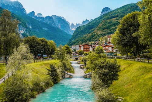 die Stadt Molveno und der Molvenosee, ein Alpensee im Trentino, Italien