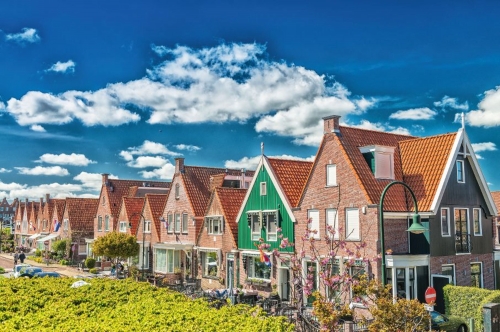 Volendam,Niederlande. Klassische Häuser entlang Stadtstraße ausgerichtet